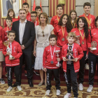 Los jóvenes valores del Saesbu posan en el Salón de Plenos del Ayuntamiento con la concejal Lorena de la Fuente.-Santi Otero