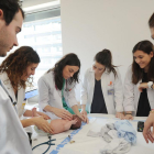 Un grupo de médicos residentes obervan a un bebé.-ISRAEL L. MURILLO