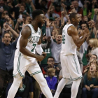 Los jugadores de los Celtics y su afición celebran la victoria-/ WINSLOW TOWNSON