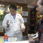 Un farmacéutico dispensando los medicamentos requeridos por el paciente en un establecimiento de Burgos.-RAÚL G. OCHOA