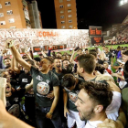 Jugadores y aficionados del Rayo celebran el ascenso a Primera en Vallecas el pasado mayo /-JUANJO MARTIN (EFE)