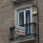 Imagen de un cartel con el anuncio de un alquiler.-ISRAEL L. MURILLO