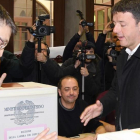 El exprimer ministro y candidato del PD, Matteo Renzi, vota en Florencia.-/ AFP / CLAUDIO GIOVANNINI