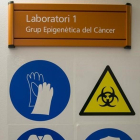 Cartel que advierte sobre la seguridad en el trabajo.-JULIO CARBO