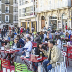 Las terrazas del centro de la ciudad ya empiezan a llenarse gracias al puente y al buen tiempo.-ISRAEL L. MURILLO