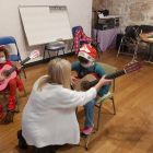 Covarrubias organiza cursos de iniciación a la guitarra, el ukelele, el laúd y la bandurria para atraer visitantes. ECB