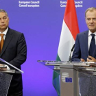 Orbán (izquierda) junto a Tusk, en Bruselas, este jueves.-EFE / OLIVIER HOSLET