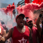 Fieles al Partido de los Trabajadores muestran su apoyo al expresidente brasileño Lula da Silva en Río de Janeiro.-AFP / CHRISTOPHE SIMON
