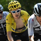 Egan Bernal protege a sus jefes de filas en Sky, Geraint Thomas y Chris Froome, en la dura subida de Alpe dHuez.-AFP / JEFF PACHOUD