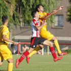 Julio Rico disputa un balón aéreo en el choque ante el Athletic B que el Burgos jugó en Briviesca.-SANTI OTERO