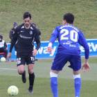 Julio Rico conduce el balón en un momento del partido disputado el pasado domingo en Vitoria.-BURGOS CF
