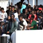 Los refugiados hacen cola para desembarcar en el puerto de Catania, Sicilia.-/ AFP / GIOVANNI ISOLINO