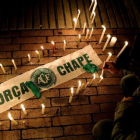 Velas en homenaje a las víctimas del siniestrado avión del club brasileño Chapecoense, en Bogotá.-EFE / LEONARDO MUÑOZ