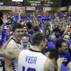 Vega y Huskic, rodeados de aficionados burgaleses.-SANTI OTERO