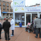Un grupo de personas se acerca a la caravana instalada en la plaza Mayor.-I. L. M