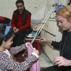 Lindsay Lohan en un centro de acogida de refugiados sirios.-EL PERIÓDICO