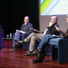 Marcos García (i.) moderó la charla entre los filósofos Daniel Innerarity, Manuel Cruz y César Rendueles.-Raúl Ochoa