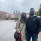 Daniel Robles y su pareja en un instante de su viaje a Burgos. ECB