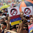 Opositores a Nicolás Maduro, durante una protesta en Caracas, este miércoles.-REUTERS / CARLOS GARCIA RAWLING