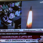 El lanzamiento del cohete Chandrayaan, visto en una pantalla de televisión.-PRAKASH SINGH (AFP)