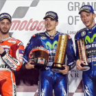 Maverick Vinales, flanqueado por Andrea Dovizioso y Valentino Rossi en el podio de Losail.-EFE