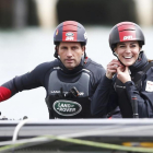 Catalina Middleton, a bordo del catamarán de la Copa América 'Land Rover BAR'.-REUTERS / PETER NICHOLLS