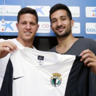 José Fran y Pepe Delgado posan con la camiseta del Burgos CF.-RAÚL G. OCHOA
