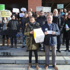 Los vecinos y representantes políticos registraron ayer 4.430 firmas en apoyo de la vuelta del médico eliminado.-I. L.M.