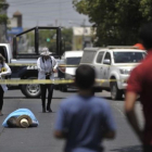 El cuerpo sin vida del periodista Javier Váldez, en la calle de Culiacan (México) donde fue asesinado.-AFP / FERNANDO BRITO