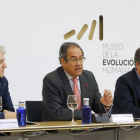 Juan Luis Arsuaga, Baudilio Fernández-Mardomingo, delegado Junta, y Alejandro Sarmiento, gerente del MEH.-R. G. OCHOA