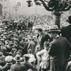 Proclamación de la Segunda República en la plaza de Sant Jaume de Barcelona, el 14 de abril de 1931.-