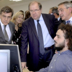 El responsable de Aciturri, el empresario Ginés Clemente (dcha. de la foto) explica al presidente regional algunos detalles de la nueva planta del grupo.-ECB