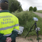 Un agente duante un control de velocidad.-RAÚL G. OCHOA