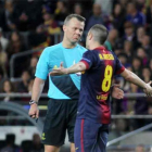 Björn Kuipers con Andrés Iniesta.-IGNASI PAREDES