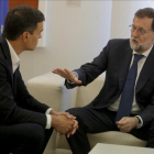 Sánchez y Rajoy, este jueves en el palacio de la Moncloa-JOSE LUIS ROCA