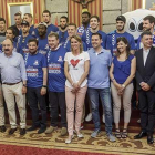 Representantes de los grupos municipales posan con los miembros delCBMiraflores en la recepción ofrecida tras el ascenso deportivo a ACB.-SANTI OTERO