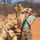 Aryanna Gourdin junto a una de sus presas, una jirafa-FACEBOOK