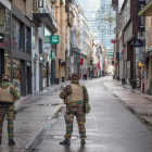 Soldados belgas patrullan por la desierta calle Neuve de Bruselas, una vía comercial de la capital de Bélgica habitualmente llena de ciudadanos.-EFE / STEPHANIE LECOCQ