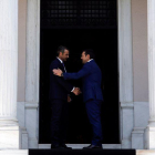 Saludo entre Kryriakos Mitsotakis y Alexis Tsipras.-EFE