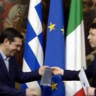 Matteo Renzi regalando una corbata a Alexis Tsipras este martes en Roma.-Foto: TWITTER