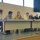 Balanzategui (de blanco) puso voz a la plantilla para agradecer los apoyos recibidos y reprochar a la empresa su desinterés.-ECB