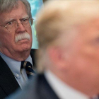 El exasesor de seguridad nacional John Bolton atiende a una intervención de Donald Trump durante una reunión del gabinete en la Casa Blanca, en mayo del 2018.-AFP