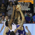 Javi Vega intenta anotar ante la oposición de Garrett, ayer, en El Plantío.-SANTI OTERO