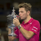 Stan Wawrinka besa el trofeo de ganador del Abierto de EEUU.-USA TODAY