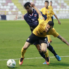 El atacante canario del Burgos CF Armiche protege un balón ante un jugador de la selección regional-Raúl G. Ochoa