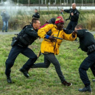 Policías franceses intentan parar a los inmigrantes que buscan colarse al Eurotúnel en Calais este miércoles.-AFP/PHILIPPE HUGUEN