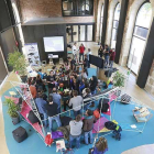 Varias personas participan en un taller de impresión 3D desarrollado por la Comunidad Maker de Burgos.-RAÚL G. OCHOA
