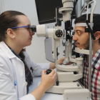 Una doctora del servicio de Oftalmología revisa a un paciente en el Hospital Universitario de Burgos.-ISRAEL L. MURILLO