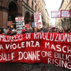 Manifestación feminista en Bolonia (Italia) contra la violencia machista.-EFE / GIORGIO BENVENUTI