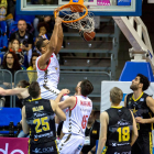 Sebas Saiz machaca el aro del Tenerife, ayer.-ACB PHOTO / A. PÉREZ